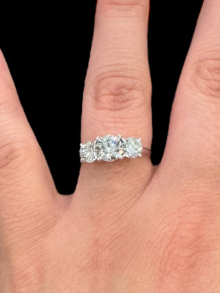Anillo de diamantes brillantes redondos de 3 piedras cultivados en laboratorio de 14 quilates