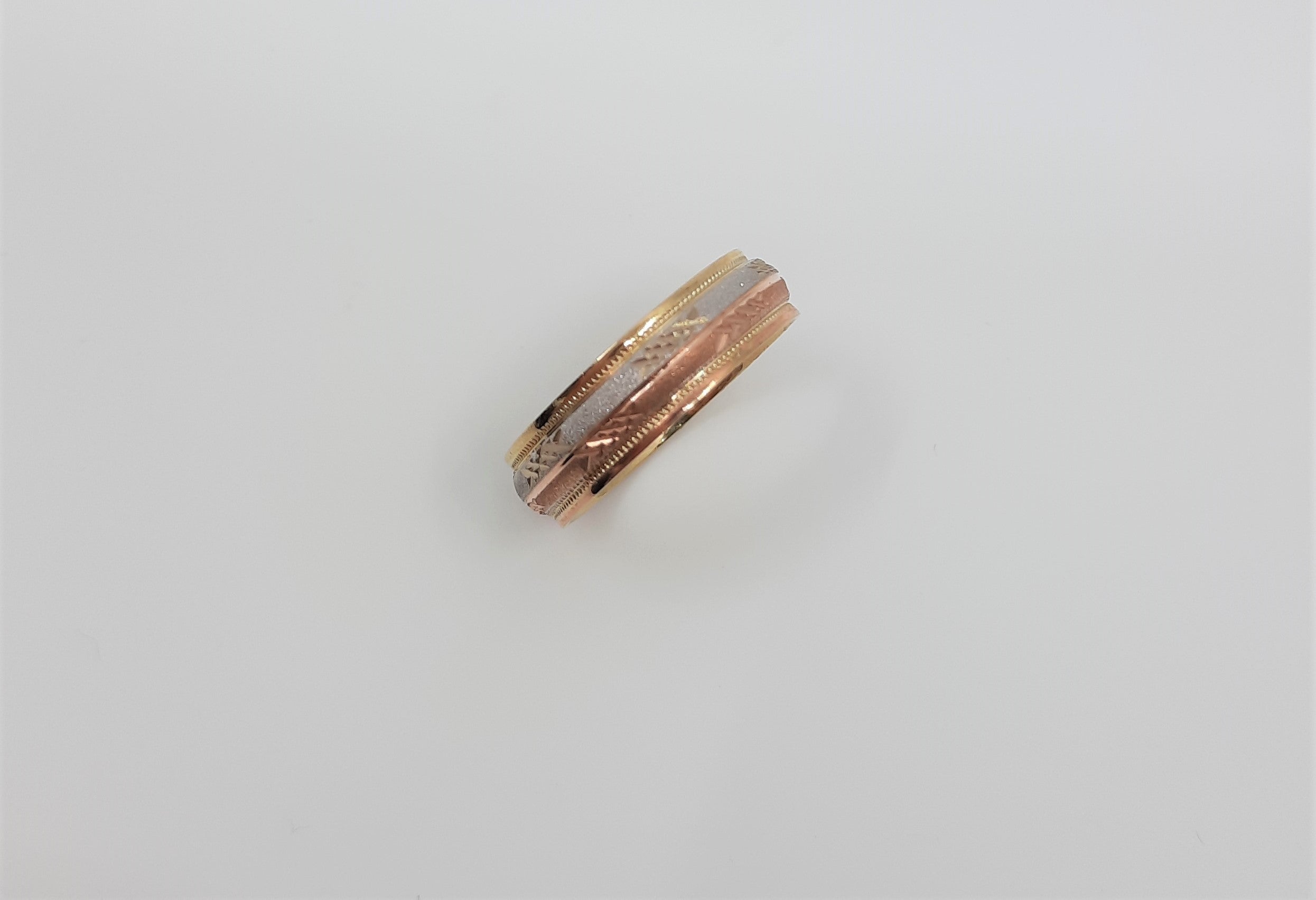 Tracking - 10K 3 Tone Wedding Band Fancy Pattern