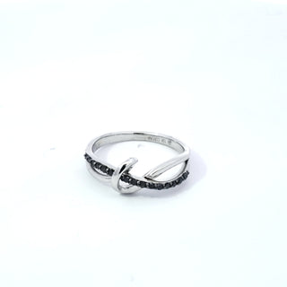 Anillo de oro blanco de 10 quilates con diamantes negros de 0,15 quilates