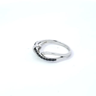 Anillo de oro blanco de 10 quilates con diamantes negros de 0,15 quilates