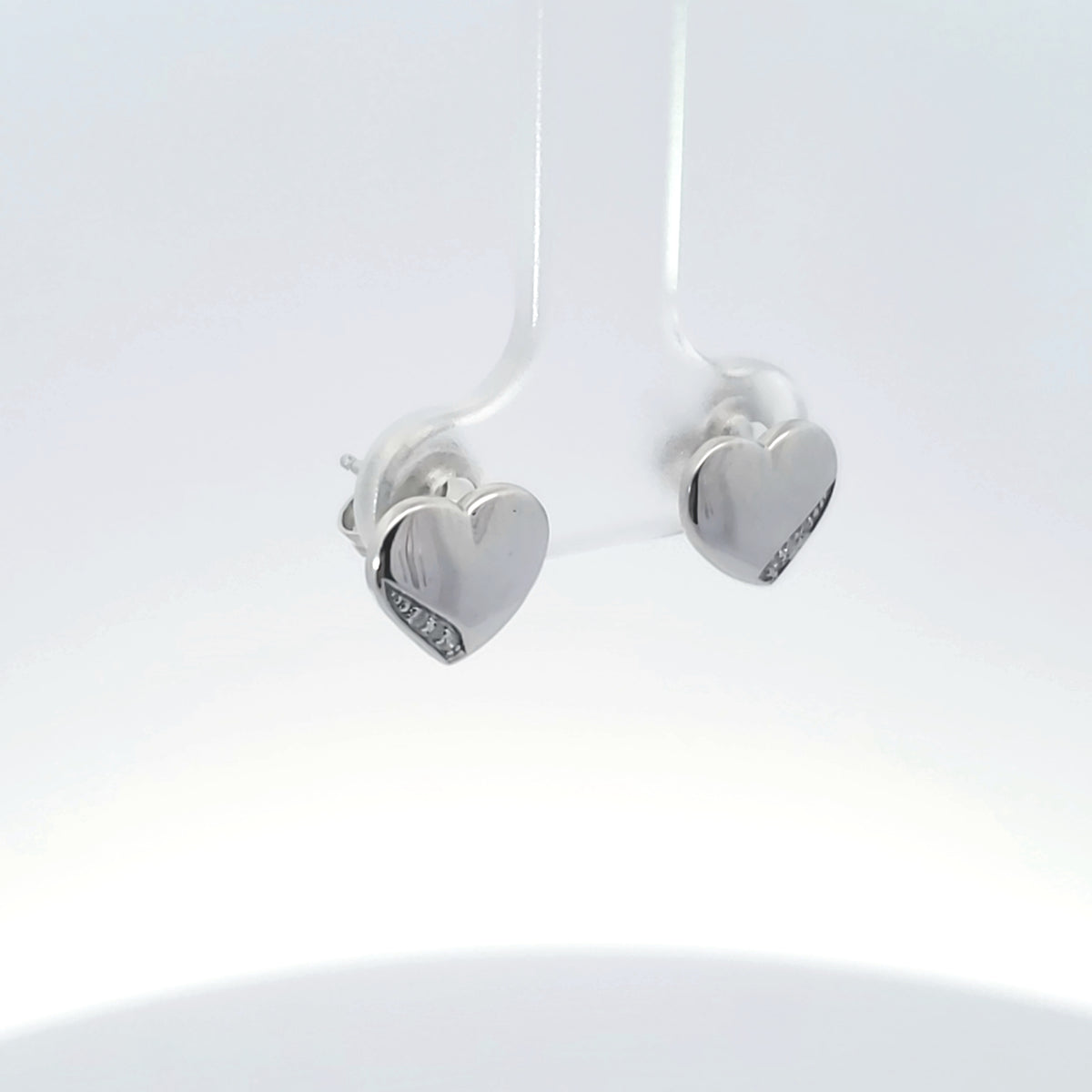 10K White Gold 0.024 cttw Diamond Heart Earrings