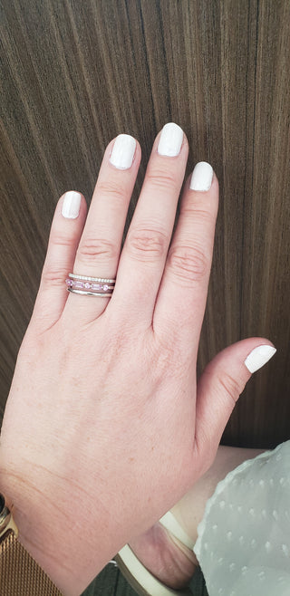 Anillo de diamantes y zafiro rosa en oro blanco de 14 quilates