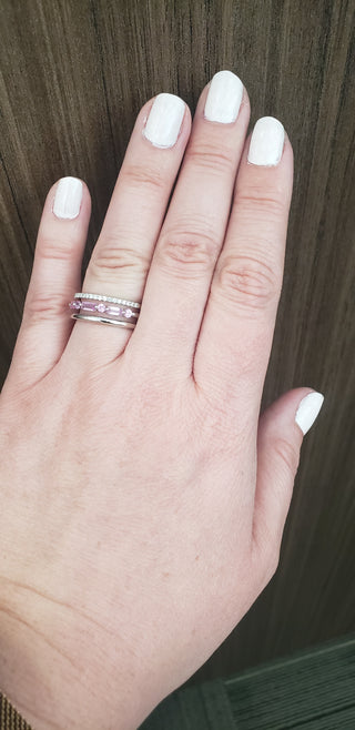 Anillo de diamantes y zafiro rosa en oro blanco de 14 quilates
