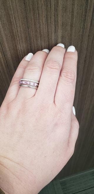 Anillo de diamantes y zafiro rosa en oro blanco de 14 quilates