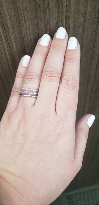 Anillo de diamantes y zafiro rosa en oro blanco de 14 quilates