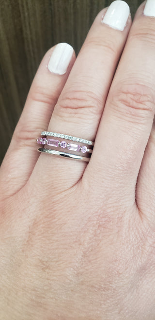 Anillo de diamantes y zafiro rosa en oro blanco de 14 quilates