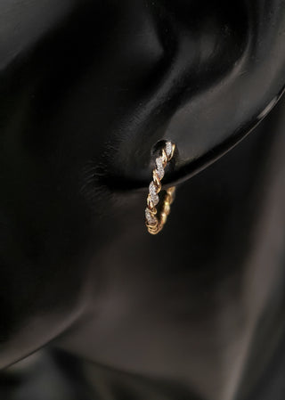 Pendiente de aro de oro amarillo de 14 quilates con diamantes de 0,10 quilates