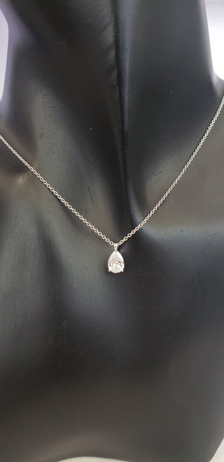 Colgante de diamantes de talla pera de 0,67 quilates cultivados en laboratorio de oro blanco de 14 quilates