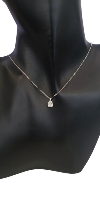 Colgante de diamantes de talla pera de 0,67 quilates cultivados en laboratorio de oro blanco de 14 quilates