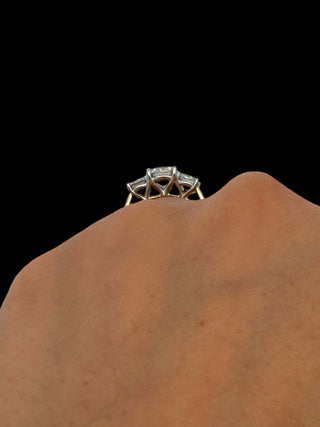 Anillo de diamantes brillantes redondos de 3 piedras cultivados en laboratorio de 14 quilates
