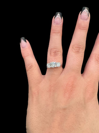Anillo de diamantes brillantes redondos de 3 piedras cultivados en laboratorio de 14 quilates