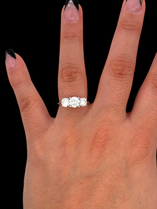 Anillo de diamantes brillantes redondos de 3 piedras cultivados en laboratorio de 14 quilates