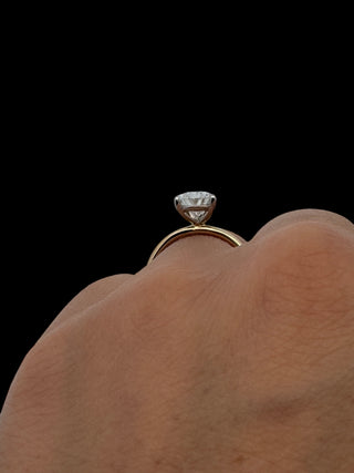 Anillo de diamantes de cinco garras con forma de pera cultivados en laboratorio de 14 quilates