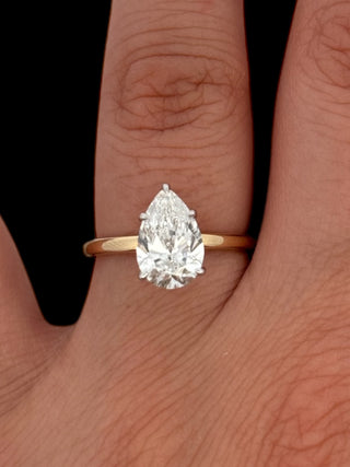 Anillo de diamantes de cinco garras con forma de pera cultivados en laboratorio de 14 quilates