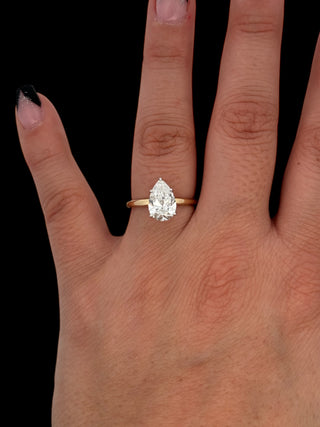 Anillo de diamantes de cinco garras con forma de pera cultivados en laboratorio de 14 quilates