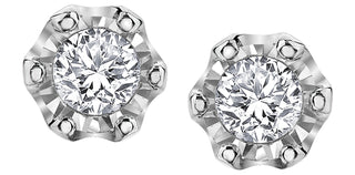 Pendientes solitarios de diamantes en engaste de ilusión de oro blanco de 10 quilates, 0,08 quilates