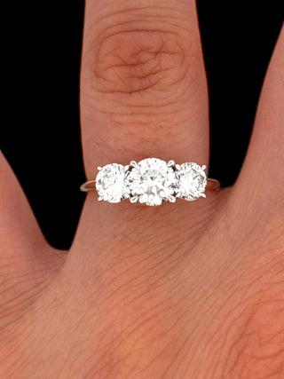 Anillo de diamantes brillantes redondos de 3 piedras cultivados en laboratorio de 14 quilates