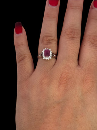 Anillo de oro blanco de 14 quilates con rubí de 0,70 quilates y diamantes de 0,30 quilates - Talla 7