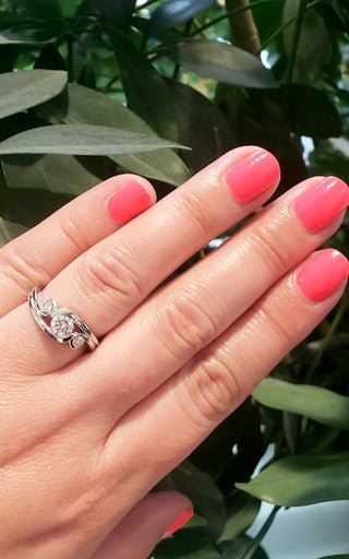 Anillo de compromiso de diamantes canadienses en oro blanco de 18 quilates y paladio