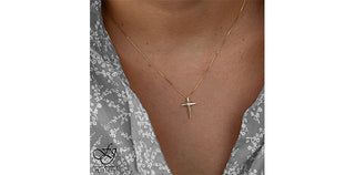 Colgante de cruz de diamantes de 0,015 quilates en oro amarillo de 10 quilates, 18"