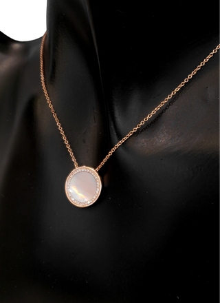 Colgante de oro rosa de 14 quilates con diamantes y nácar de 0,11 quilates
