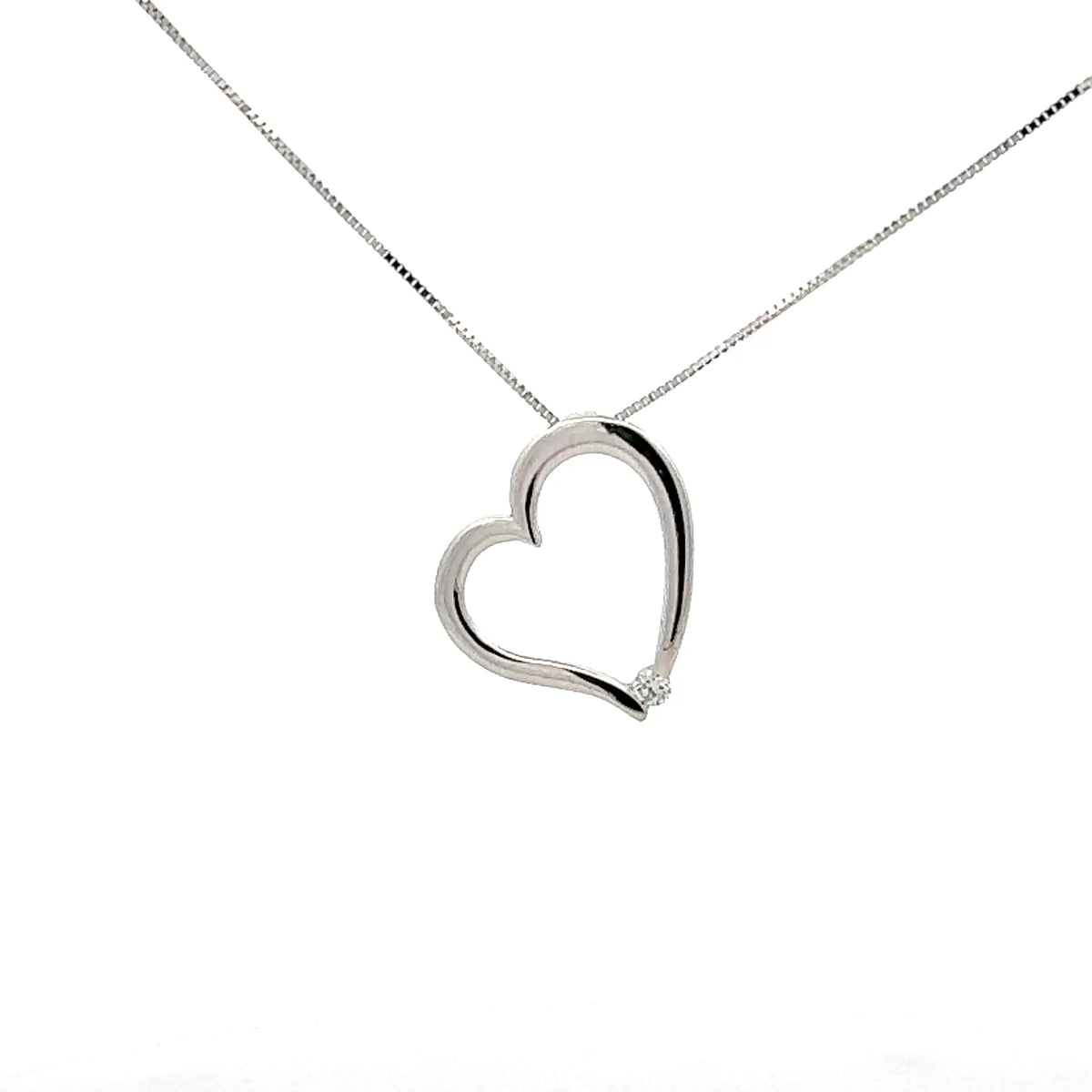 Colgante en forma de corazón con diamantes canadienses de 0,03 quilates en oro blanco de 10 quilates, 18&quot;