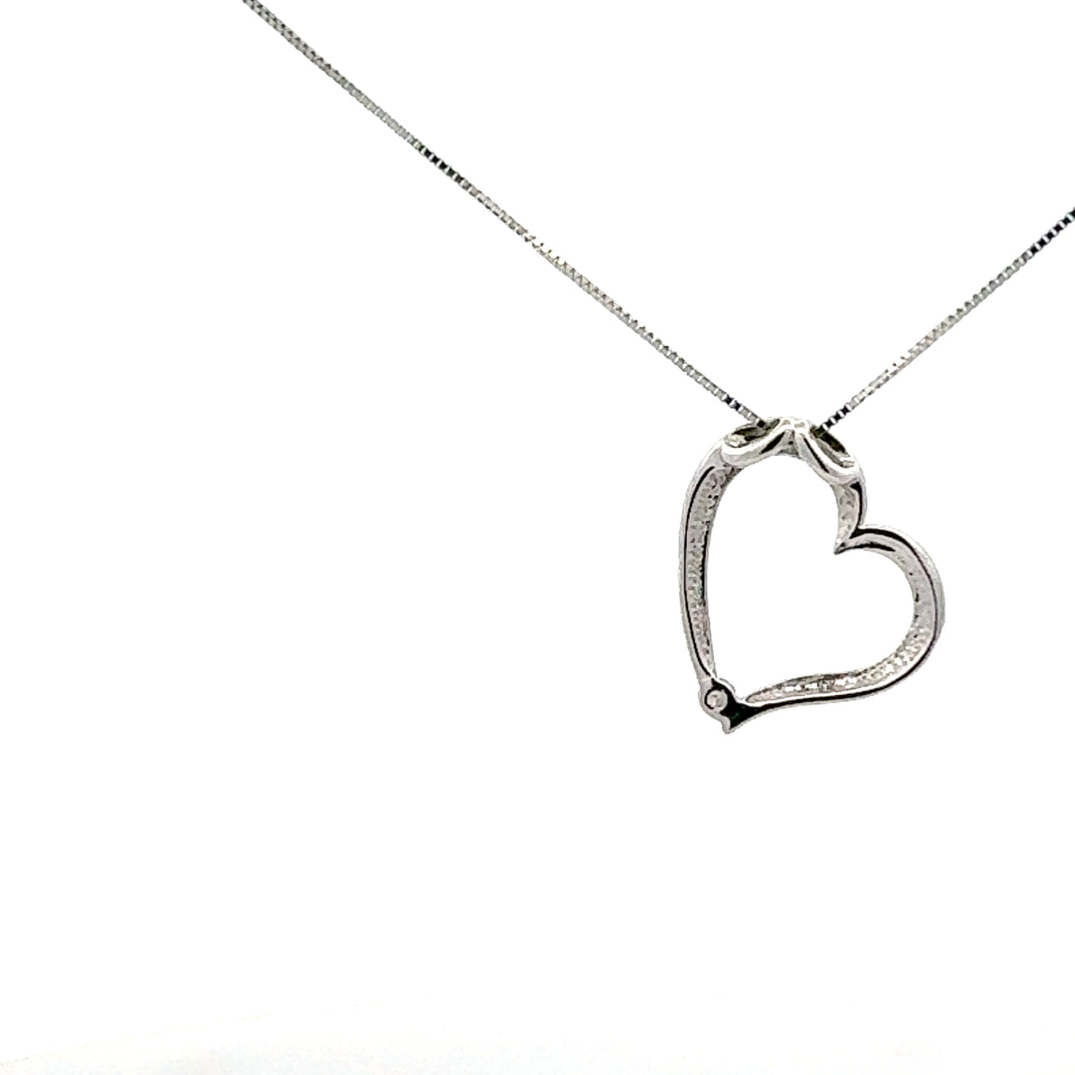 Colgante en forma de corazón con diamantes canadienses de 0,03 quilates en oro blanco de 10 quilates, 18&quot;