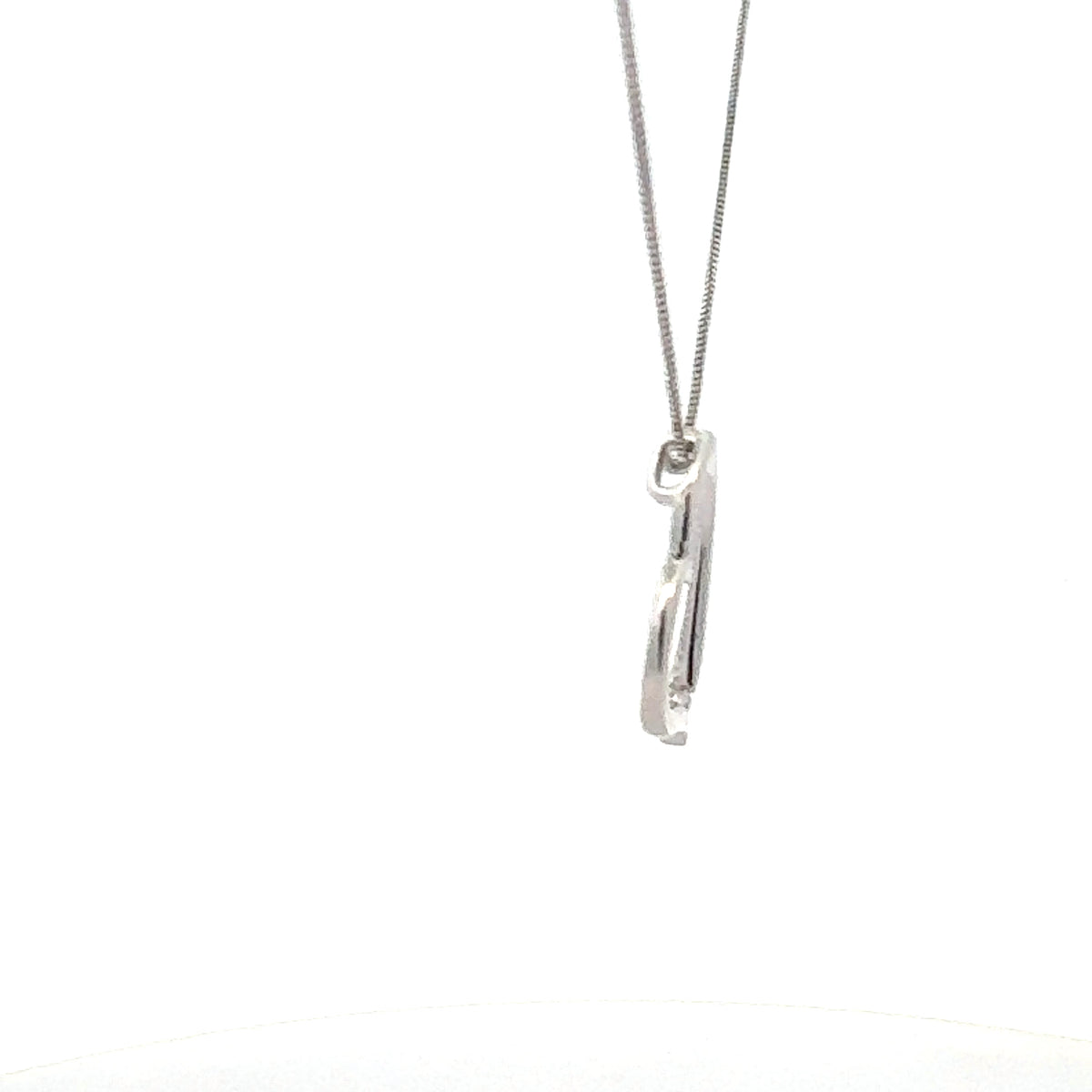 Colgante en forma de corazón con diamantes canadienses de 0,03 quilates en oro blanco de 10 quilates, 18&quot;