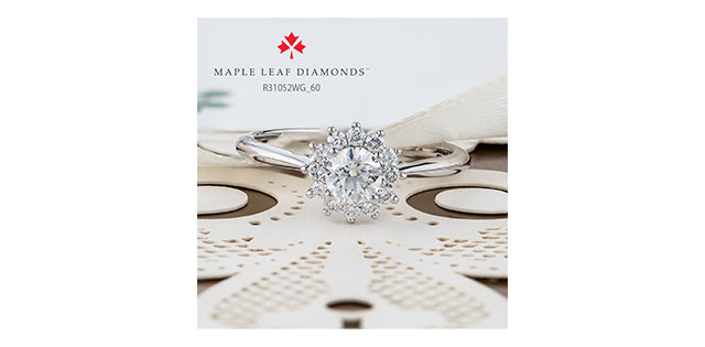 Anillo de compromiso con halo de diamantes canadienses de 0,58 quilates en oro blanco de 18 quilates y paladio
