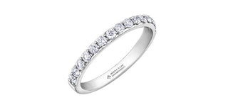 Banda de diamantes canadienses de oro blanco de 18 quilates de 0,40 quilates - talla 6,5