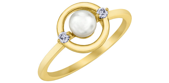 10K Yellow Gold 0.06cttw Canadian Diamond and Pearl Ring - size 6.5