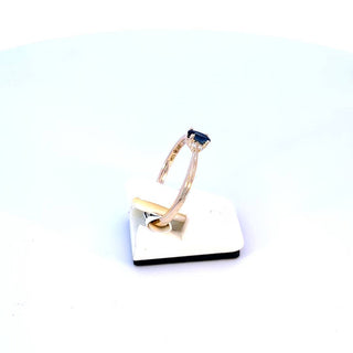 Anillo de oro amarillo de 10 quilates con zafiro auténtico de 0,25 quilates y diamante de 0,03 quilates