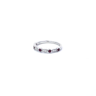 Anillo de diamantes y rubíes de oro blanco de 14 quilates