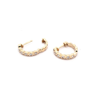 Aretes Huggie / tipo argolla con diamantes de 0,19 quilates en oro amarillo de 14 quilates