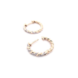 Pendiente de aro de oro amarillo de 14 quilates con diamantes de 0,10 quilates