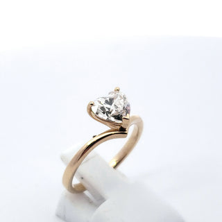 Solitario de diamante en forma de corazón cultivado en laboratorio de oro amarillo de 14 quilates de 1,50 quilates