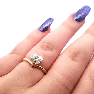 Solitario de diamante en forma de corazón cultivado en laboratorio de oro amarillo de 14 quilates de 1,50 quilates
