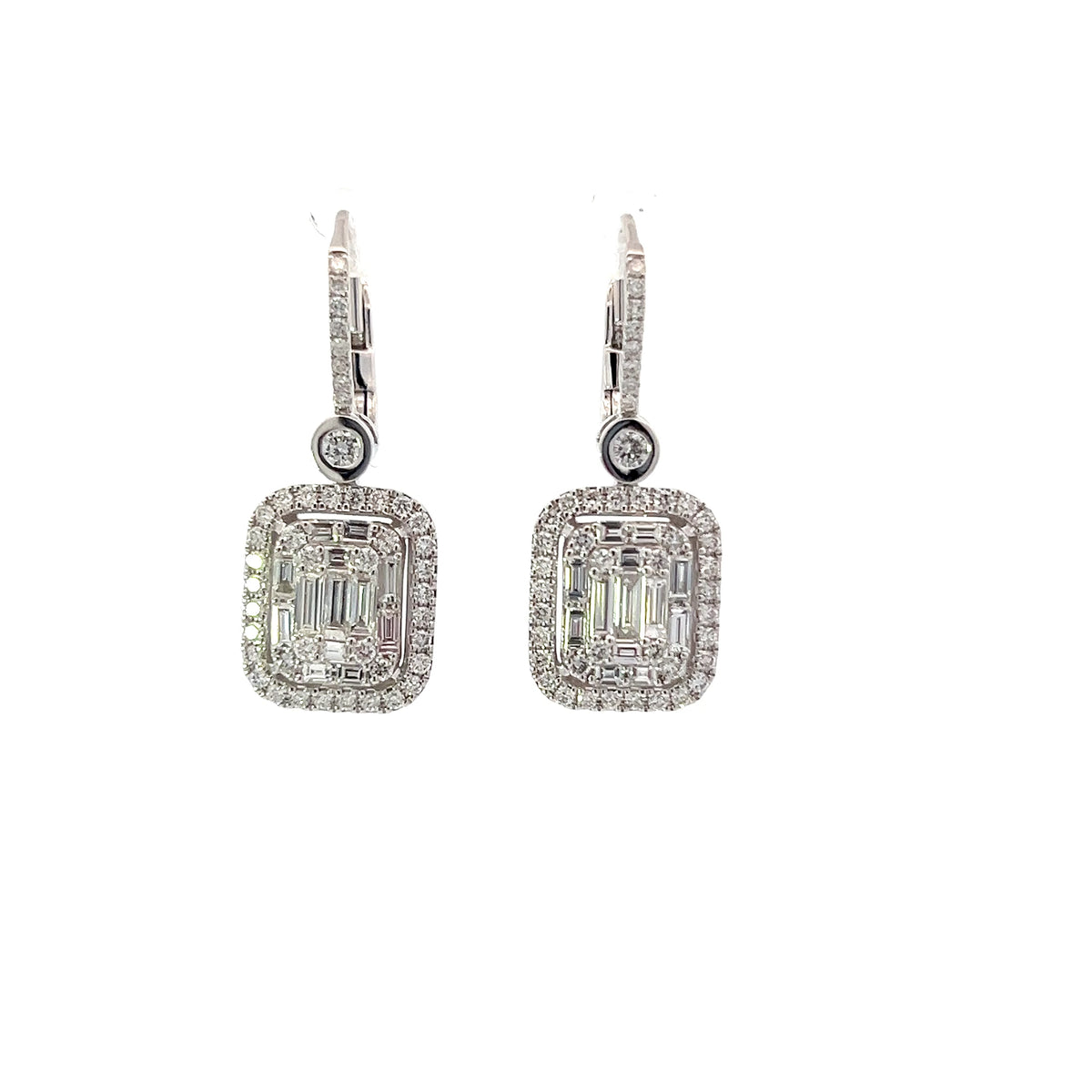 Aretes de diamantes de 1,64 quilates en oro blanco de 14 quilates