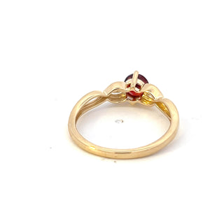Anillo de oro amarillo de 10 quilates con granate de 0,55 quilates y diamante de 0,015 quilates