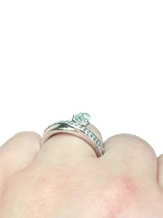 Anillo de oro blanco de 14 quilates con diamantes de talla pera cultivados en laboratorio de 1,28 quilates