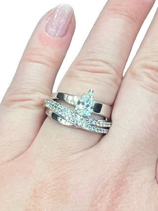 Anillo de oro blanco de 14 quilates con diamantes de talla pera cultivados en laboratorio de 1,28 quilates