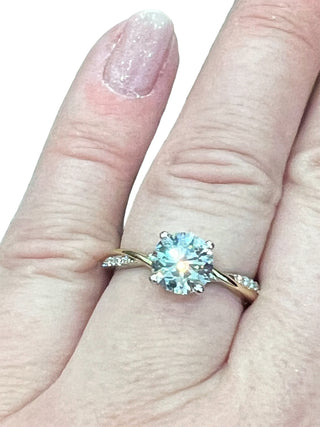 Anillo de diamantes redondos de talla brillante cultivados en laboratorio de 1,60 quilates de oro blanco y amarillo de 14 quilates