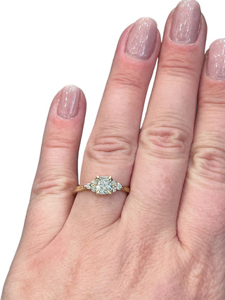 Anillo de oro amarillo de 14 quilates con diamantes de talla cojín cultivados en laboratorio de 0,91 quilates