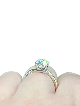 Anillo de diamantes redondos de talla brillante cultivados en laboratorio de 1,60 quilates de oro blanco y amarillo de 14 quilates