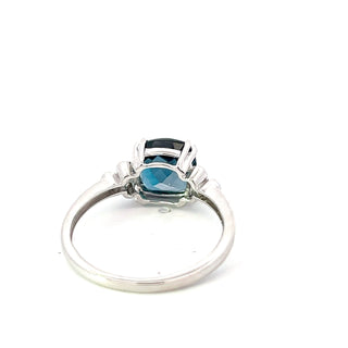Anillo de oro blanco de 10 quilates, topacio azul Londres de talla cojín de 8 mm y diamante de 0,06 quilates - Talla 7