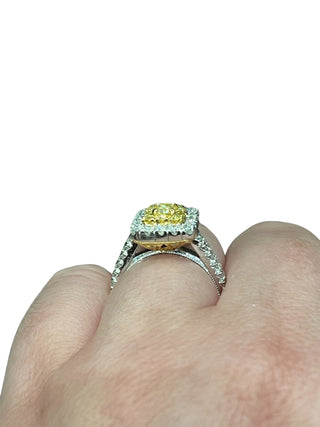 Anillo elegante de oro blanco de 18 quilates con diamantes amarillos y blancos - talla 6,5