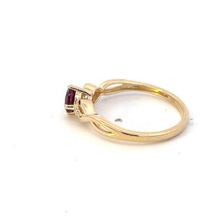 Anillo de oro amarillo de 10 quilates con granate de 0,55 quilates y diamante de 0,015 quilates