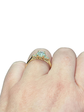 Anillo de oro amarillo de 14 quilates con diamantes de talla cojín cultivados en laboratorio de 0,91 quilates