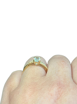 Anillo de oro amarillo de 10 quilates con aguamarina de 0,65 quilates y diamantes de 0,04 quilates, talla 7