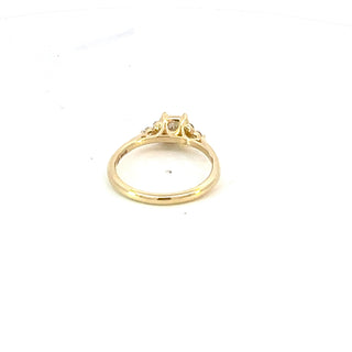 Anillo de oro amarillo de 14 quilates con diamantes de talla cojín cultivados en laboratorio de 0,91 quilates